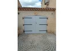 Porte de Garage Battante en PVC - Élégance et Durabilité pour une Ouverture Extérieure Parfaite